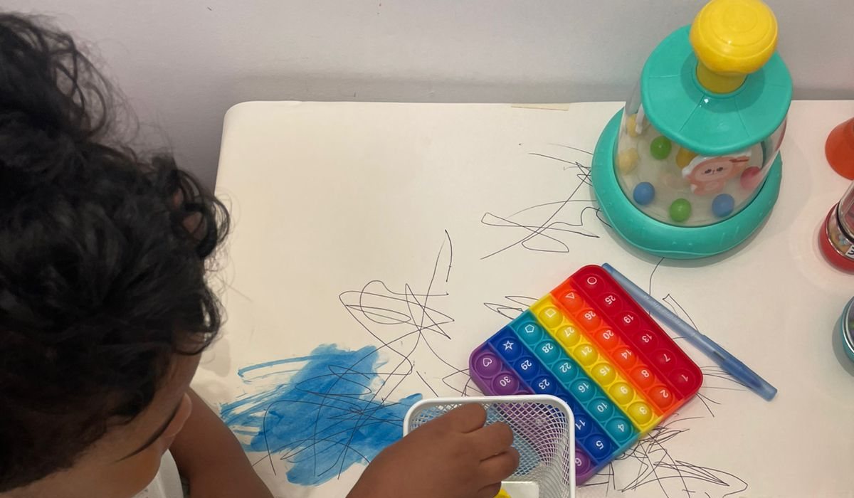 Niño en una sesión de terapia trabajando con material de clasificación