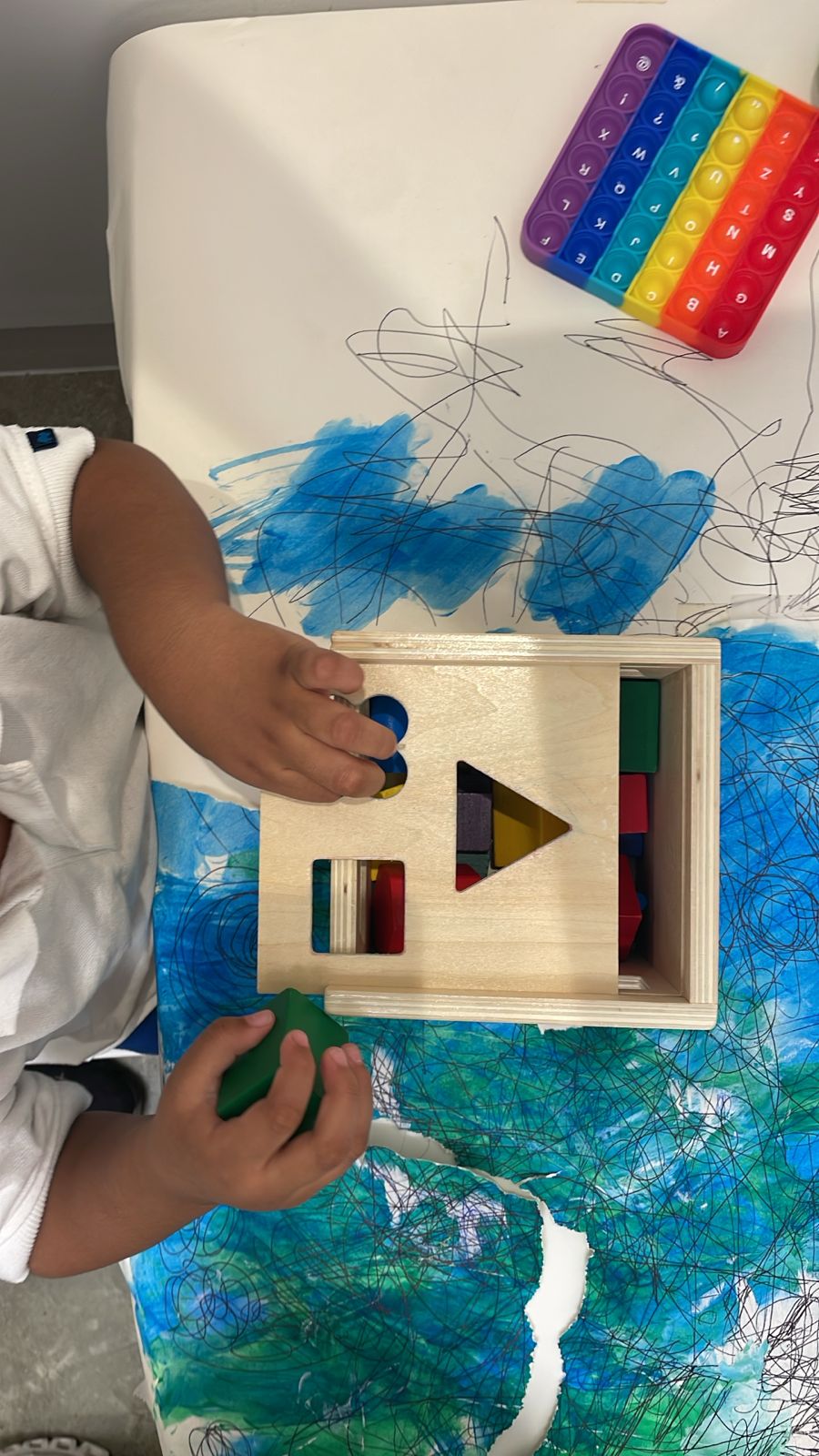 Niño trabajando con bloques y figuras de colores